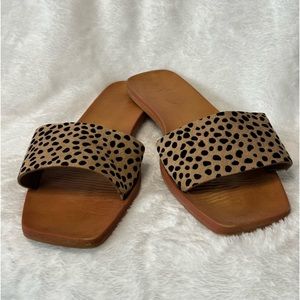 Size 8/EU 40. Cheetah print flat sandals.